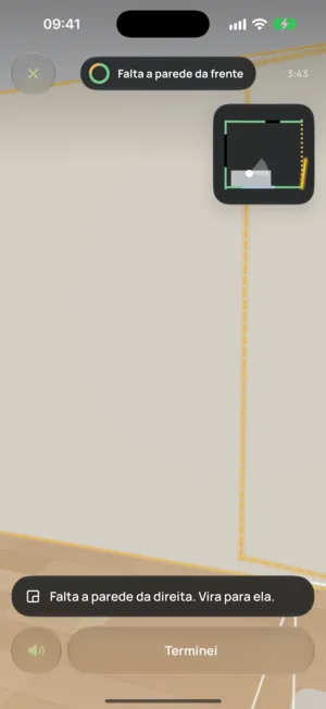 Tela de medição do app: a câmera mira as paredes, o mapa no canto mostra o que já foi medido e um aviso diz o próximo passo