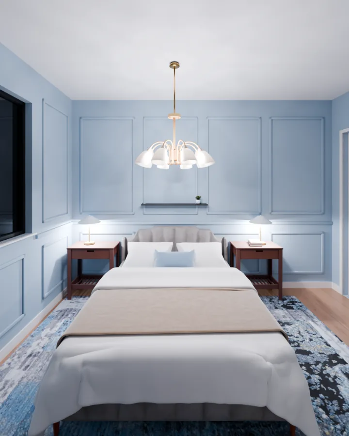 Quarto de casal à noite com as quatro paredes em azul-acinzentado claro e molduras de boiserie, cama estofada bege, dois criados-mudos de madeira com abajur e uma prateleira estreita acima da cabeceira