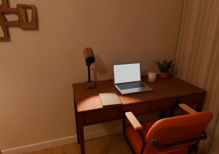 Escrivaninha de madeira à noite, iluminada por uma luminária de mesa articulada à esquerda, com notebook, caderno, planta e a cadeira terracota