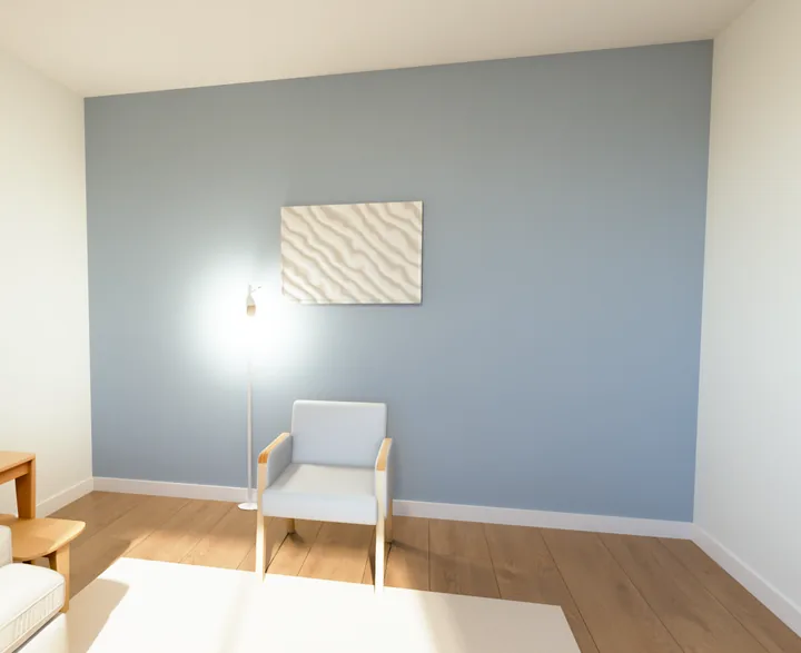 Parede azul-acinzentada com um quadro claro em relevo acima de uma poltrona branca com braços de madeira, ao lado de uma luminária de piso