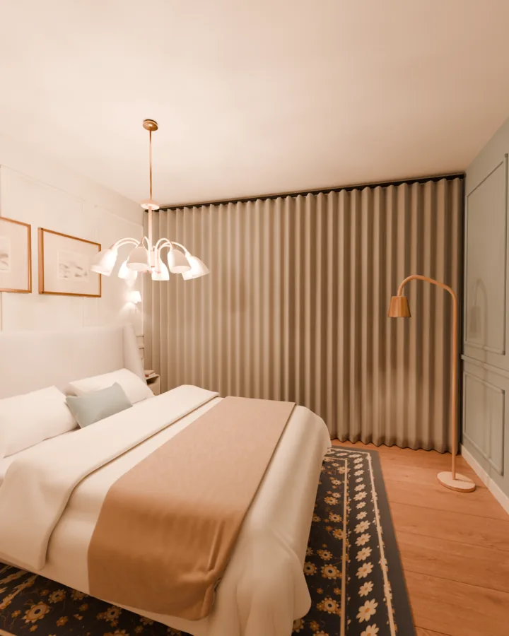 Quarto de casal à noite com cama queen estofada, pendente de cúpulas brancas sobre a cama, arandela na parede, dois quadros acima da cabeceira, tapete floral azul, cortina cinza de parede a parede e luminária de chão no canto