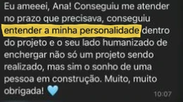 Print de conversa no WhatsApp com a mensagem da cliente: “Eu ameeei, Ana! Conseguiu me atender no prazo que precisava, conseguiu entender a minha personalidade dentro do projeto…” (cliente da Curva)